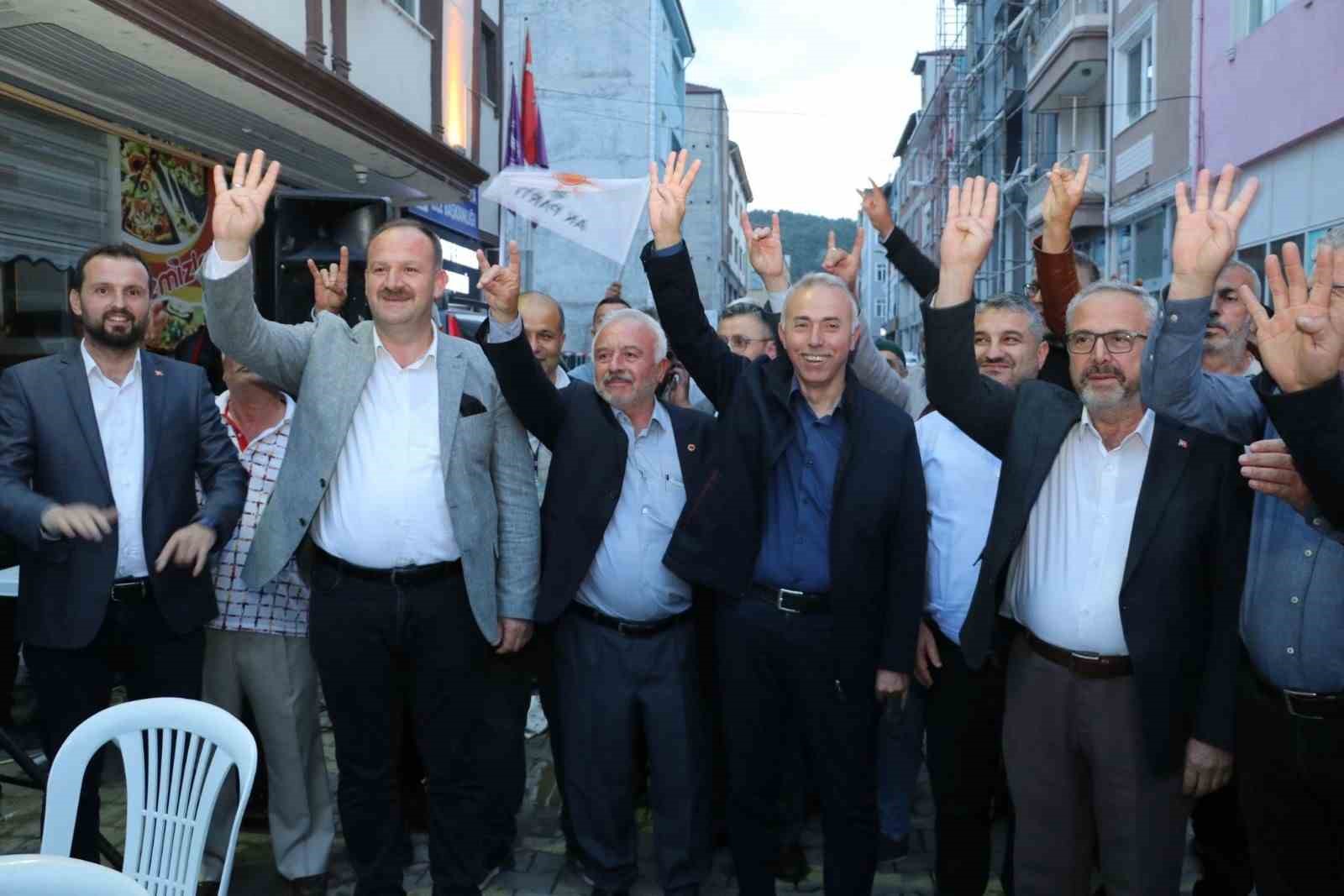 CUMHURBAŞKANLIĞI İKİNCİ TUR SEÇİM SONUÇLARININ BELLİ OLMASININ ARDINDAN YÜZLERCE TAŞOVALI