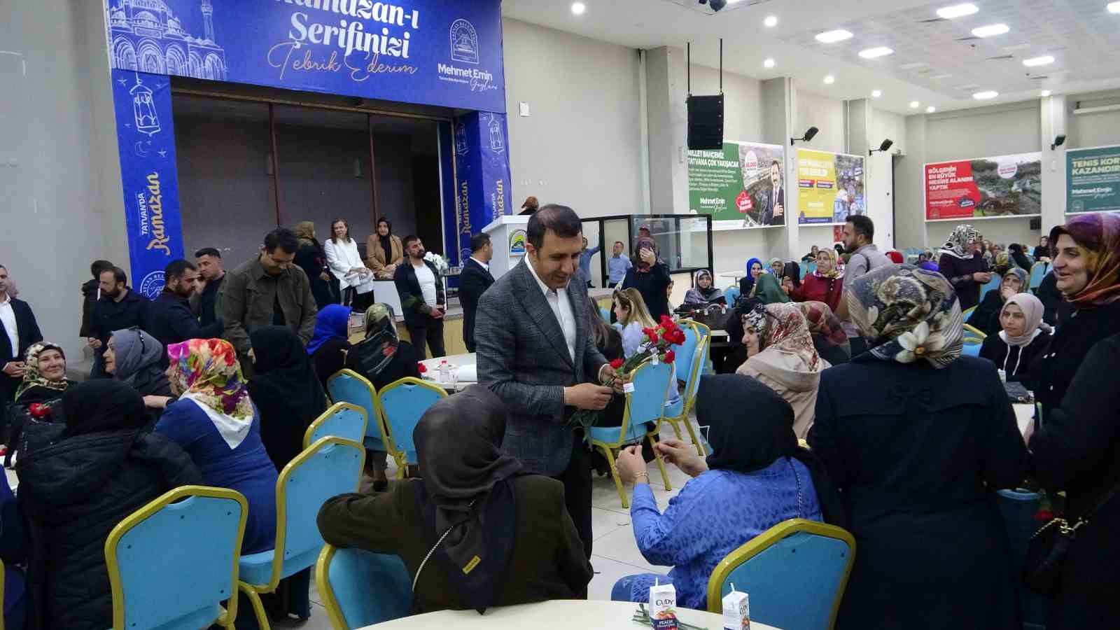BİTLİS’İN TATVAN BELEDİYESİ TARAFINDAN ANNELER GÜNÜ NEDENİYLE DÜZENLENEN PROGRAM YOĞUN