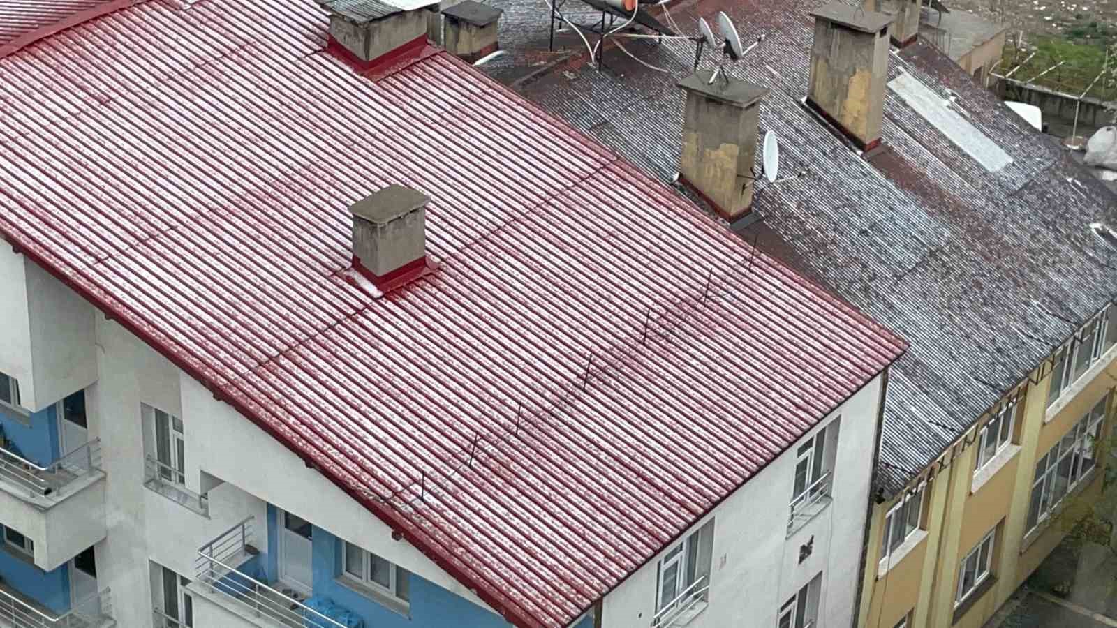 BİTLİS'İN TATVAN İLÇESİNDE ETKİLİ OLAN DOLU KENTİ BEYAZA BÜRÜDÜ.