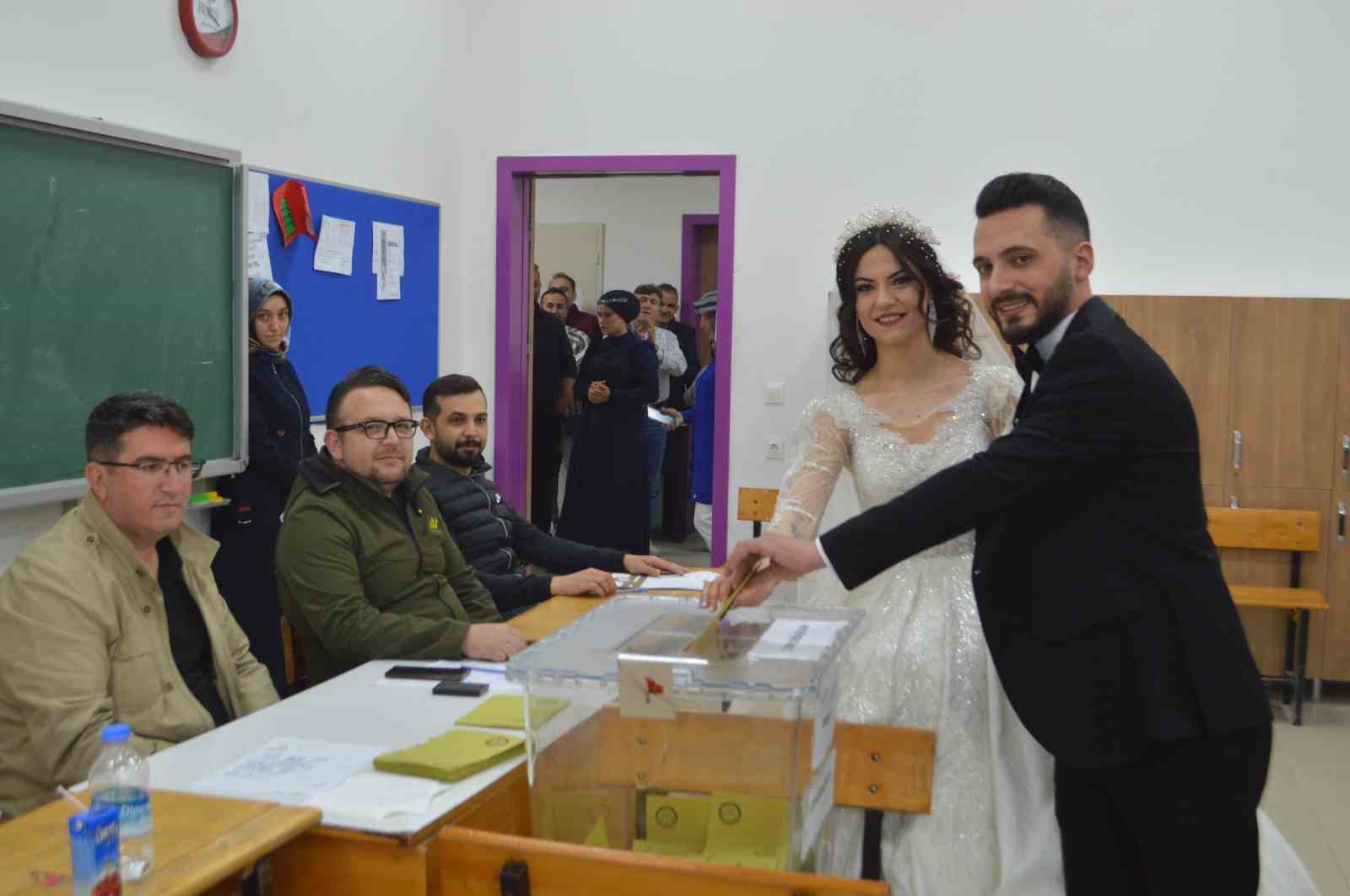 TAVŞANLI'DA GELİNLE DAMAT OY KULLANIP DÜĞÜNE GEÇTİLER