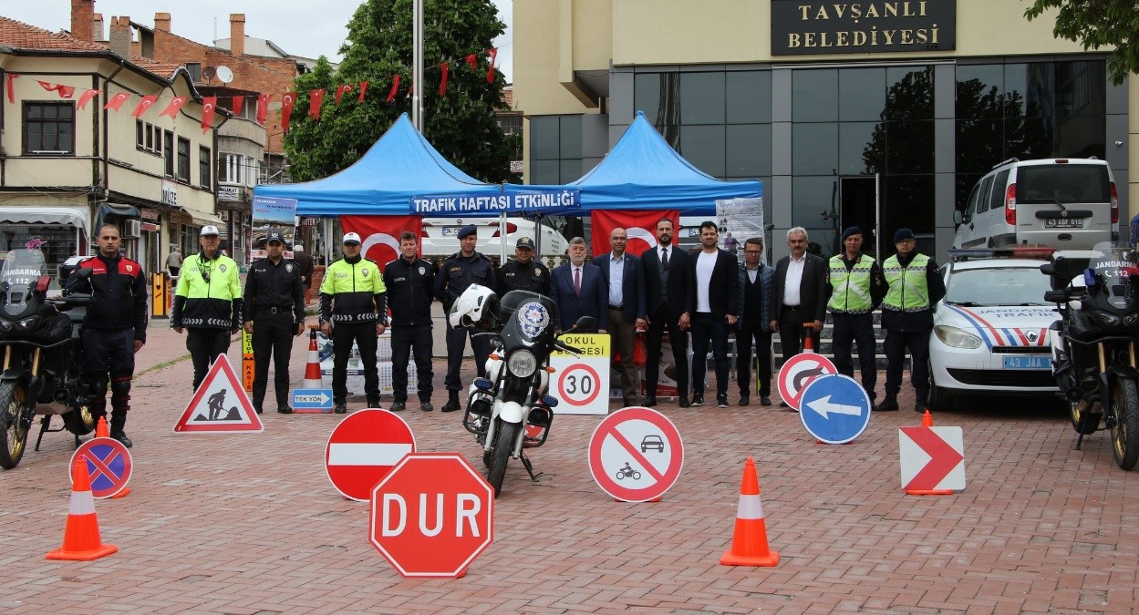 TAVŞANLI'DA TRAFİK HAFTASI ÇEŞİTLİ ETKİNLİKLERLE DEVAM EDİYOR