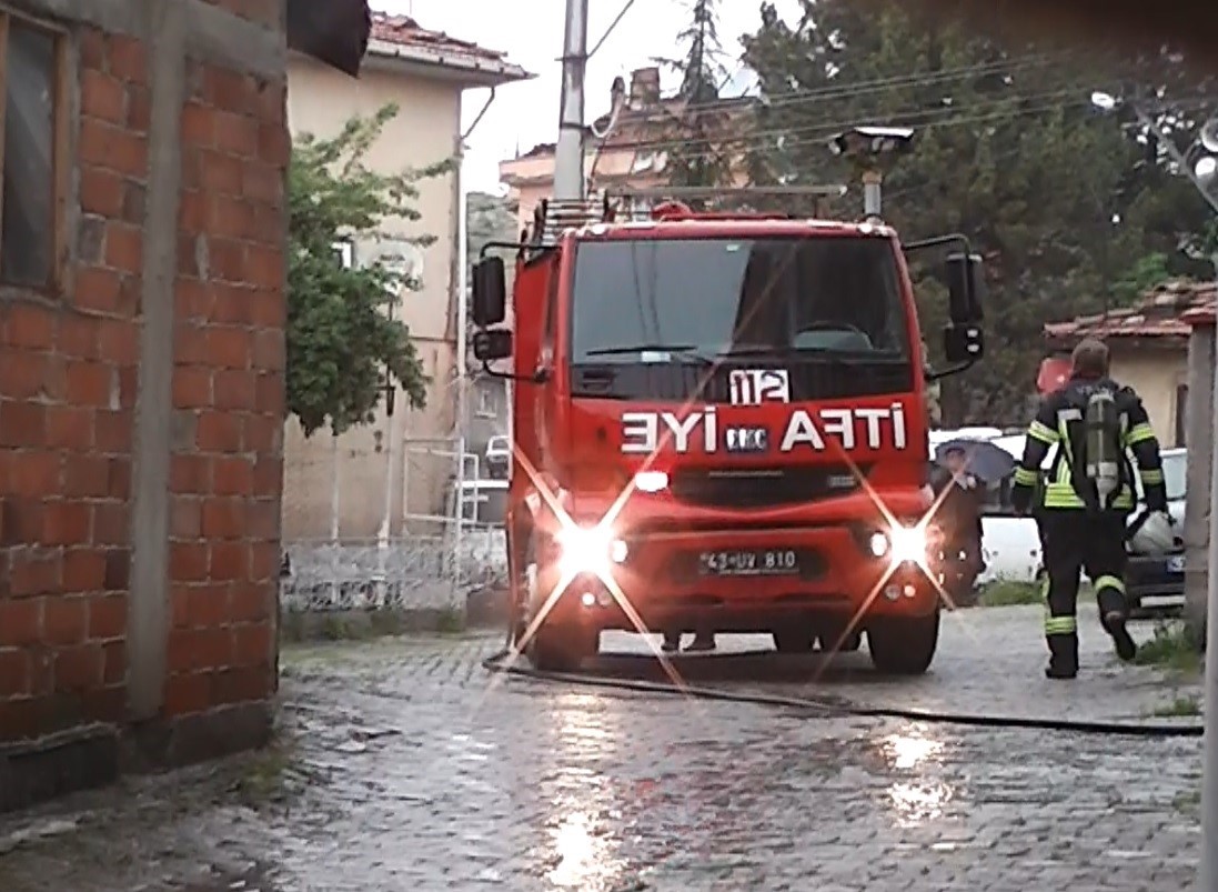 TAVŞANLI'DA YILDIRIM DÜŞEN EVİN ÇATISINDA YANGIN ÇIKTI