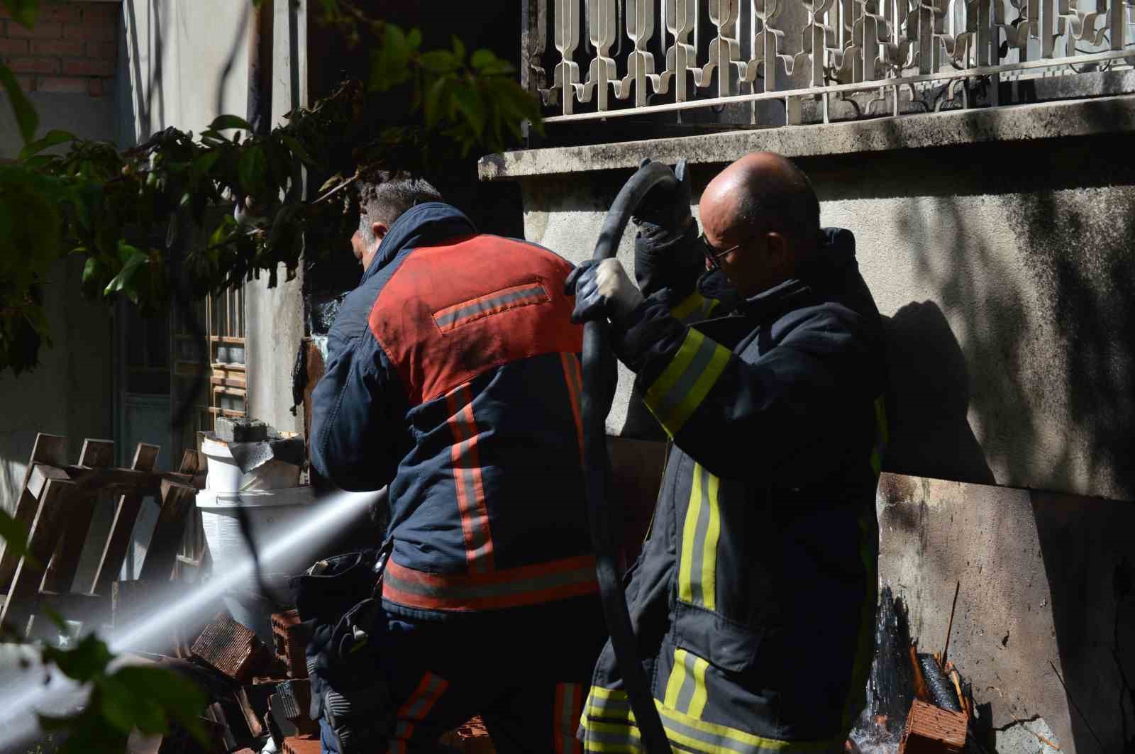 TAVŞANLI'DA BİR EVDE ÇIKAN YANGIN KORKUTTU