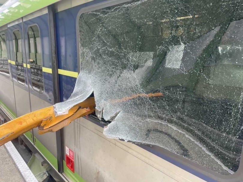 TAYVAN’IN TAİCHUNG ŞEHRİNDE İNŞAAT VİNCİNİN METRO HATTINA DÜŞMESİ SONUCU 1