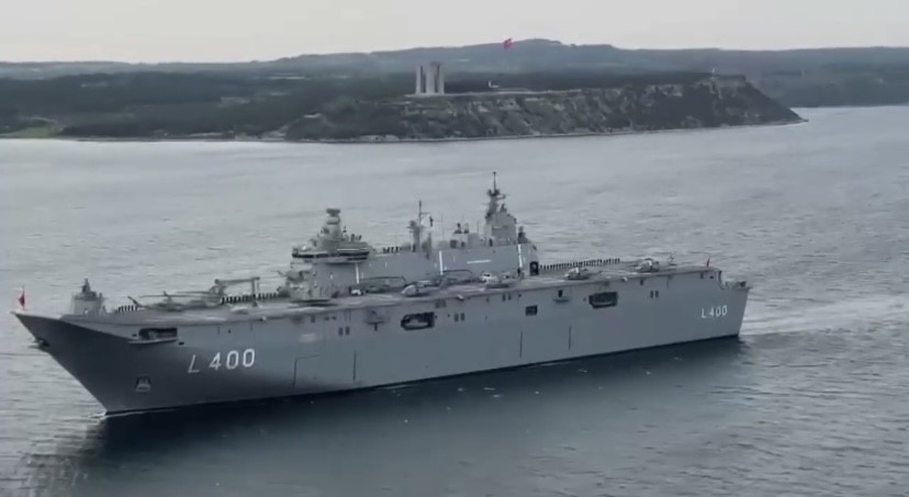 TCG ANADOLU’, ŞEHİTLER ABİDESİ'Nİ SELAMLADI