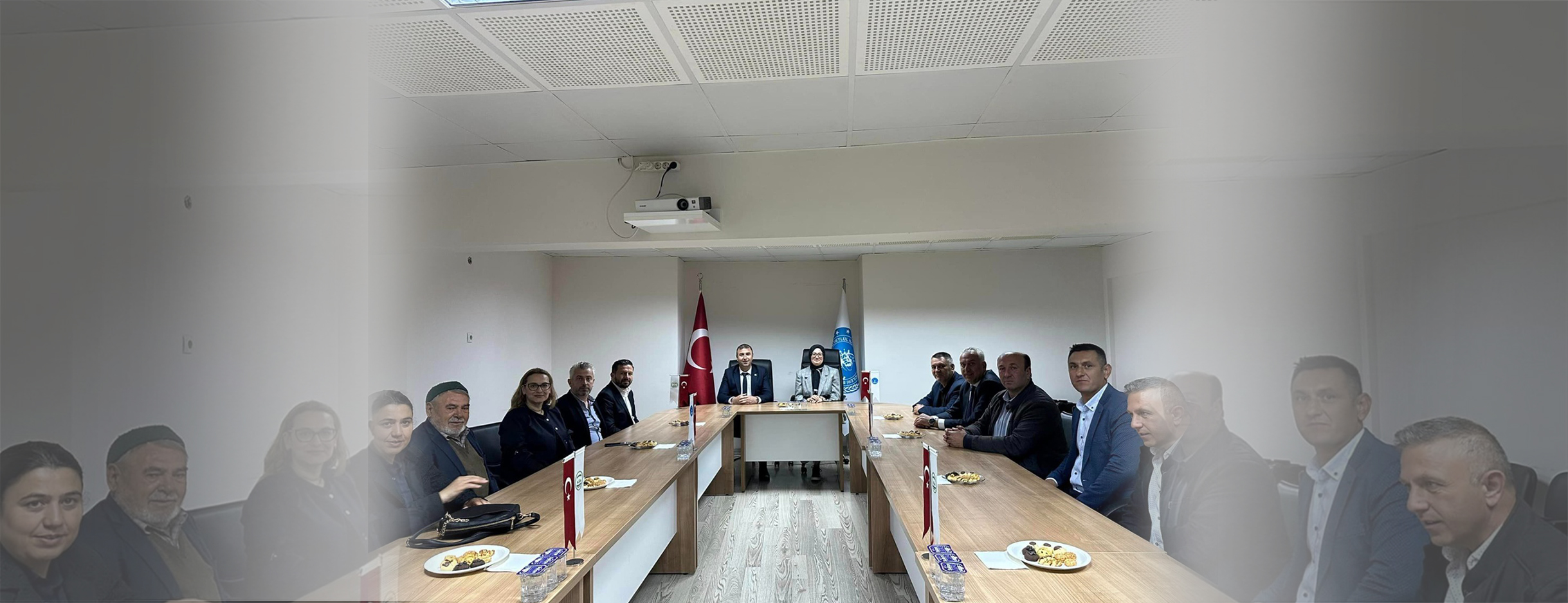 Sivil toplum kuruluşları ile bir araya gelmeye devam eden AK