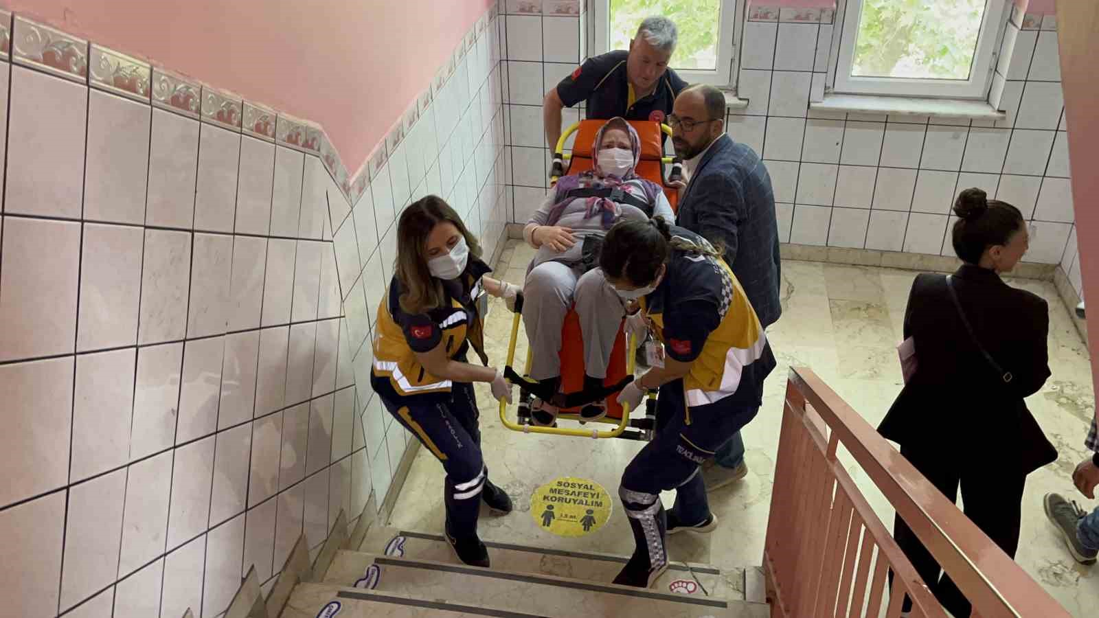 TEDAVİ GÖRDÜĞÜ ESKİŞEHİR ŞEHİR HASTANESİ’NDEN AMBULANS İLE OY KULLANACAĞI OKULA