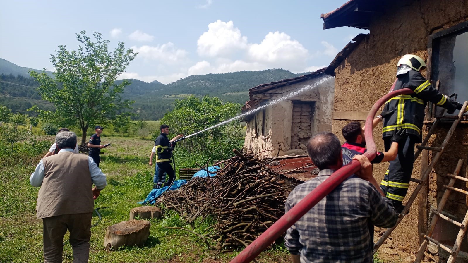 OSMANELİ İLÇESİNDE TEK KATLI AHŞAP EV, ÇIKAN YANGINDA KULLANILAMAZ HALE