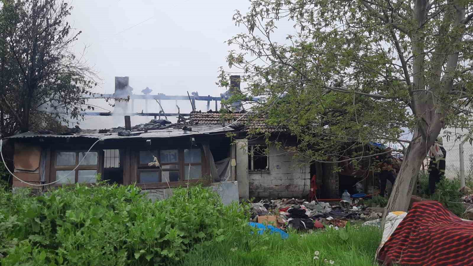 KASTAMONU-TAŞKÖPRÜ KARAYOLU ÜZERİNDE YABANCI UYRUKLULARIN KALDIĞI EVDE YANGIN ÇIKTI. ÇIKAN