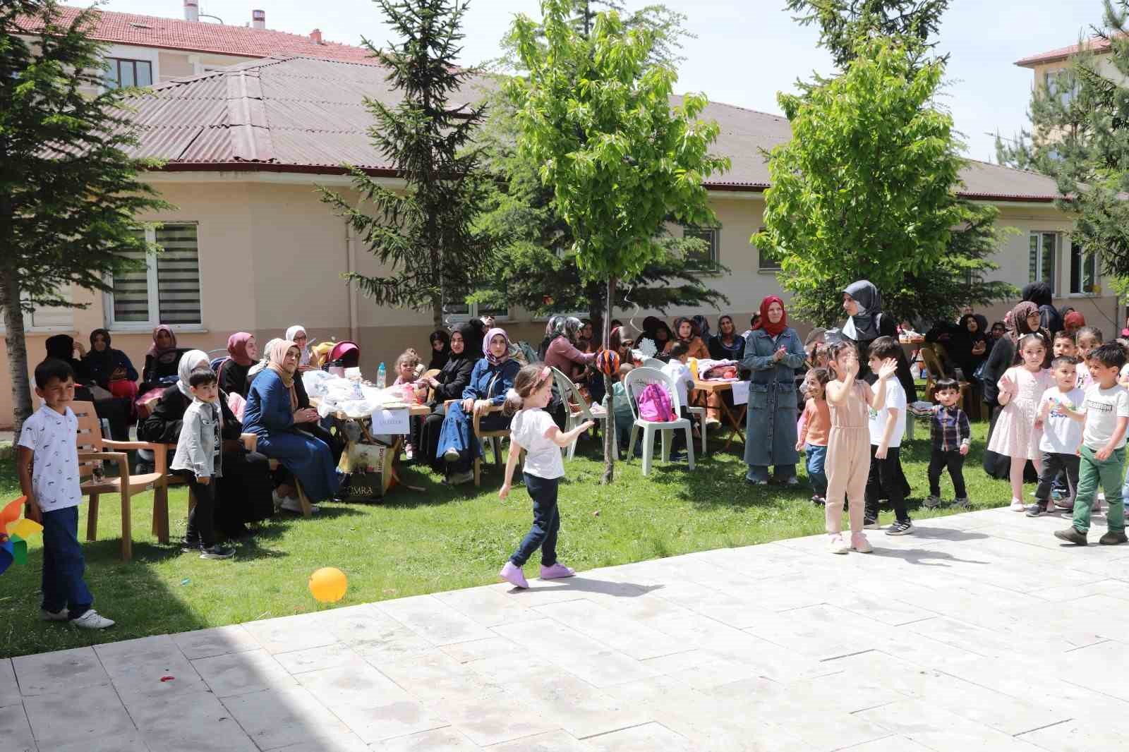 TEKİNLER KIZ KUR’AN KURSU’NDA YILSONU KAPANIŞ PROGRAMI DÜZENLENDİ