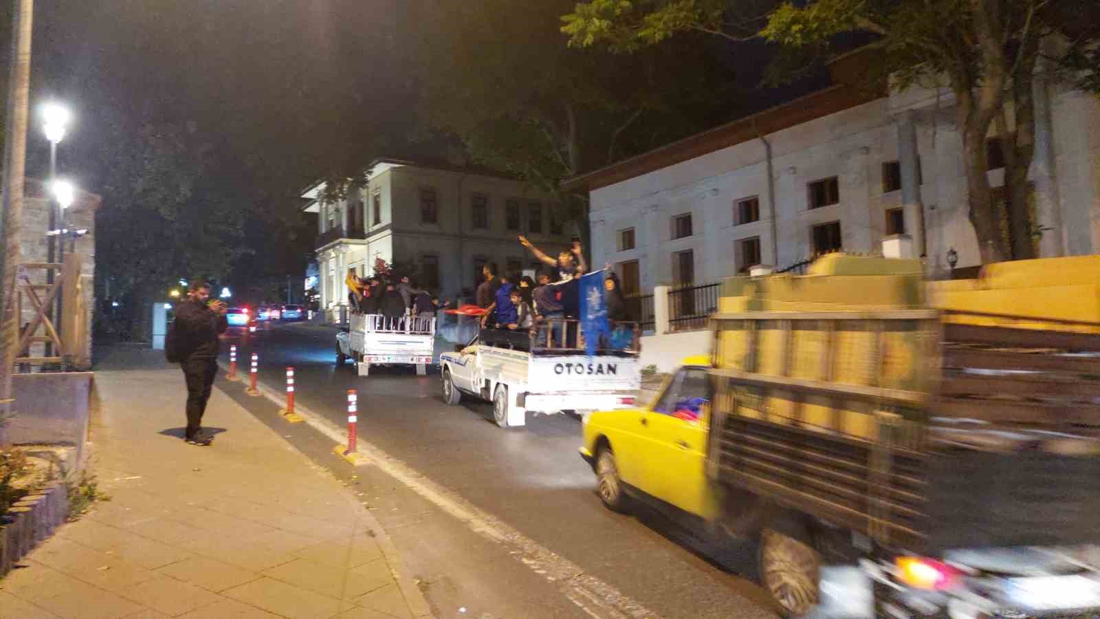 TEKİRDAĞ'DA DE SEÇMENLER, SEÇİM SONUÇLARININ NETLEŞMEYE BAŞLAMASIYLA BİRLİKTE MERKEZDE KUTLAMALARA