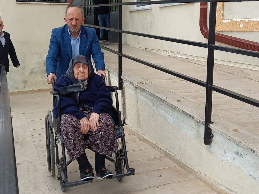 TEKİRDAĞ'DA YAŞAYAN 107 YAŞINDAKİ "ASIRLIK ÇINAR" MAKBULE TEYZE, OY KULLANMAYA