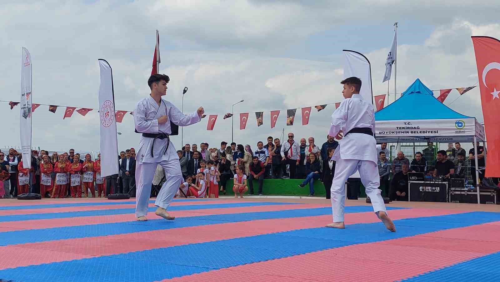 KUTLAMALARDA TEKİRDAĞ GENÇLİK VE SPOR İL MÜDÜRÜ AHMET ÜZGÜN, GENÇLERİN