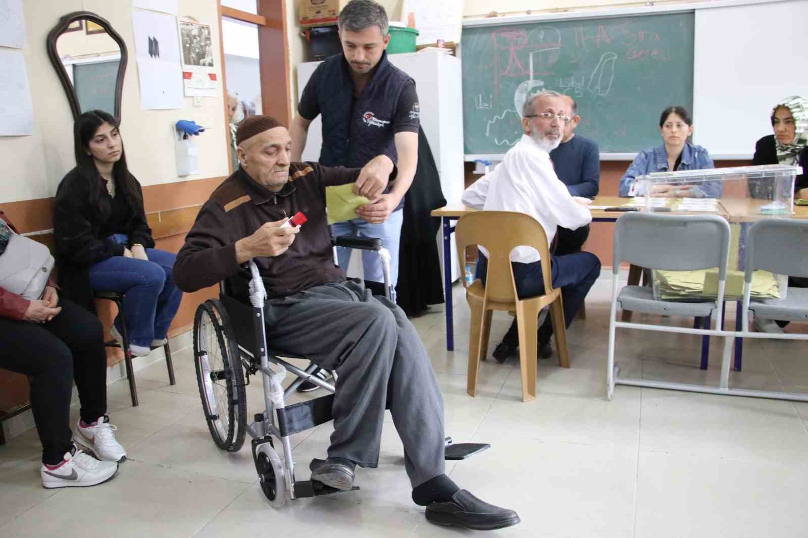 TEKİRDAĞ'IN SÜLEYMANPAŞA İLÇESİNDE CUMHURBAŞKANLIĞI 2. TUR SEÇİMLERİNDE ENGELLİ VATANDAŞLAR TAŞIMALI