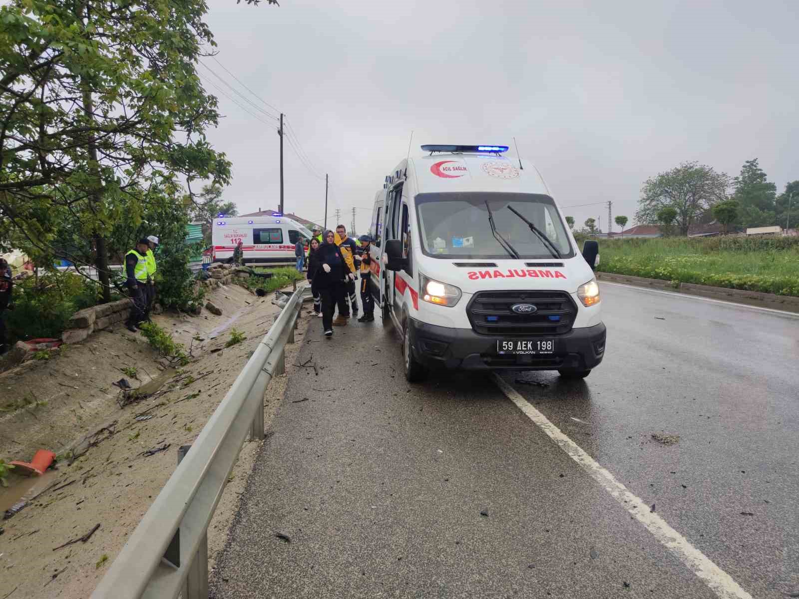 TEKİRDAĞ’IN MALKARA İLÇESİNDE KARA YOLUNUN KENARINDA OTOBÜS BEKLERKEN OTOMOBİLİN ÇARPTIĞI