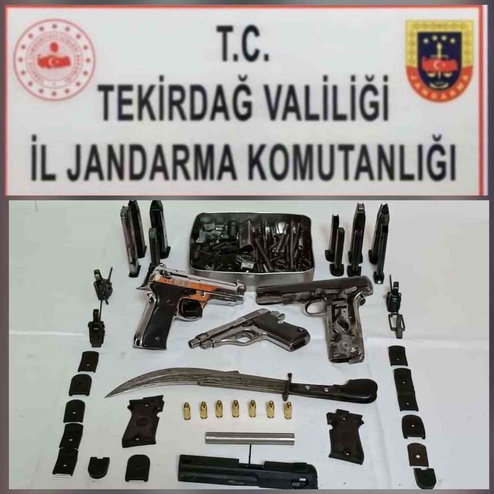 TEKİRDAĞ’IN SÜLEYMANPAŞA İLÇESİNDE BİR ADRESE DÜZENLENEN OPERASYONDA TABANCA, ŞARJÖR VE