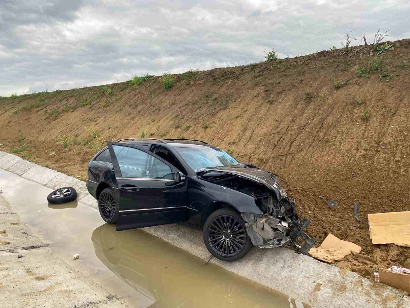 KAZAYA KARIŞAN ARAÇLARDAN BİR TANESİNİN MOTORU KAZANIN ŞİDDETİYLE YOLUN ORTASINA