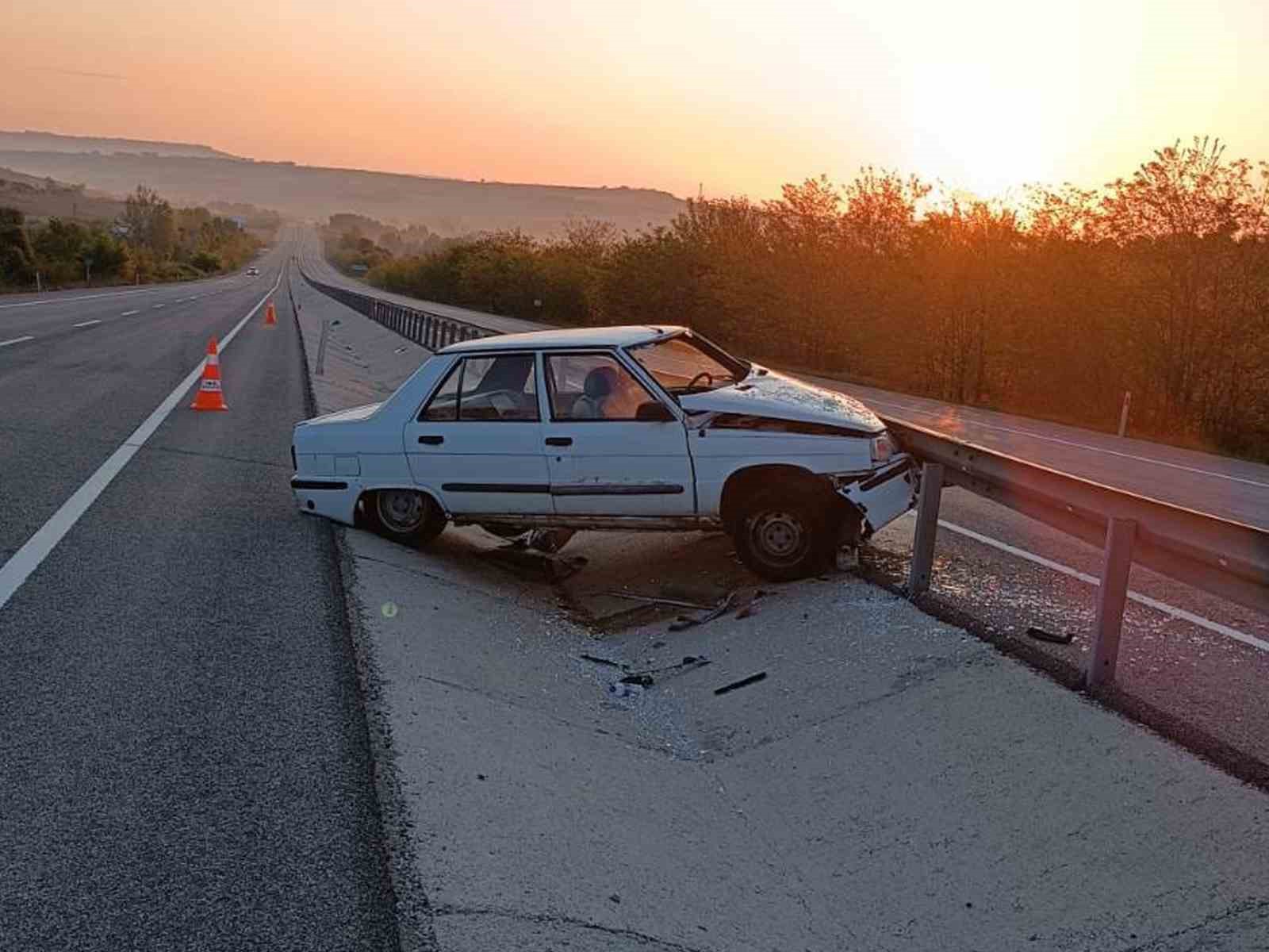 TEKİRDAĞ’IN MALKARA İLÇESİNDE OTOMOBİL BARİYERLERE ÇARPTI, 4 KİŞİ YARALANDI