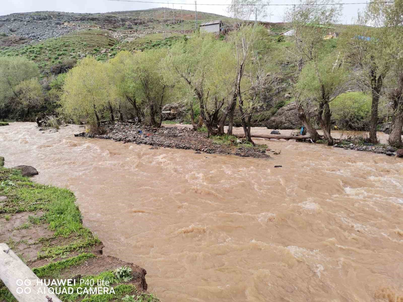 ERZURUM’UN TEKMAN İLÇESİNDE ETKİLİ OLAN SAĞANAK YAĞIŞ HAYATI FELÇ ETTİ