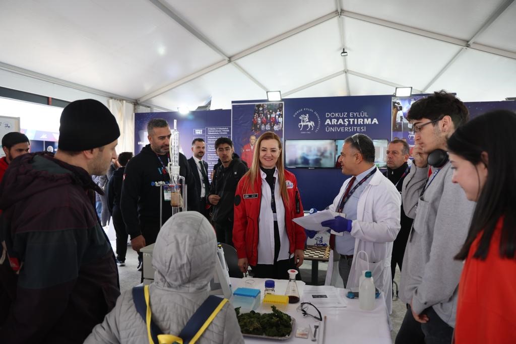 TEKNOFEST İSTANBUL ETABINA 24 EKİPLE KATILAN DEÜ, ALANDA KURULAN DEV