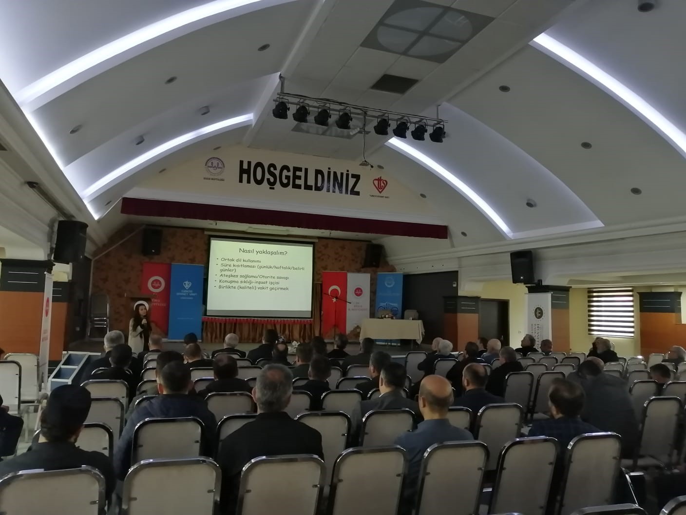 DÜZCE MÜFTÜLÜĞÜNDE TEKNOLOJİNİN BİLİNÇLİ VE GÜVENİLİR KULLANILMASI KONULARINDA BİLGİLENDİRME YAPILDI.