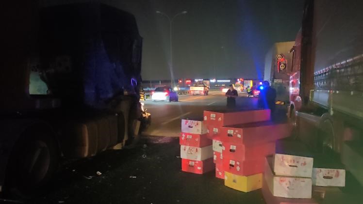 TEM OTOYOLU KOCAELİ GEÇİŞİNDE 3 TIR, 2 OTOMOBİL, KAMYON VE