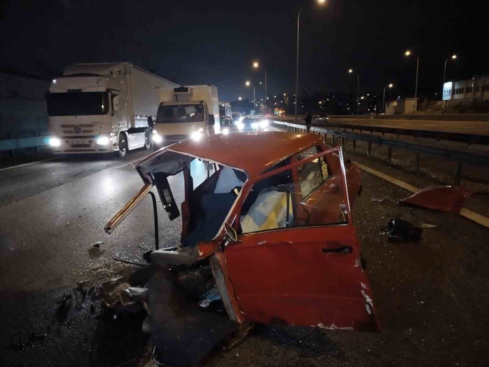 TEM OTOYOLUNDA FECİ KAZA: ARAÇ İKİYE BÖLÜNDÜ