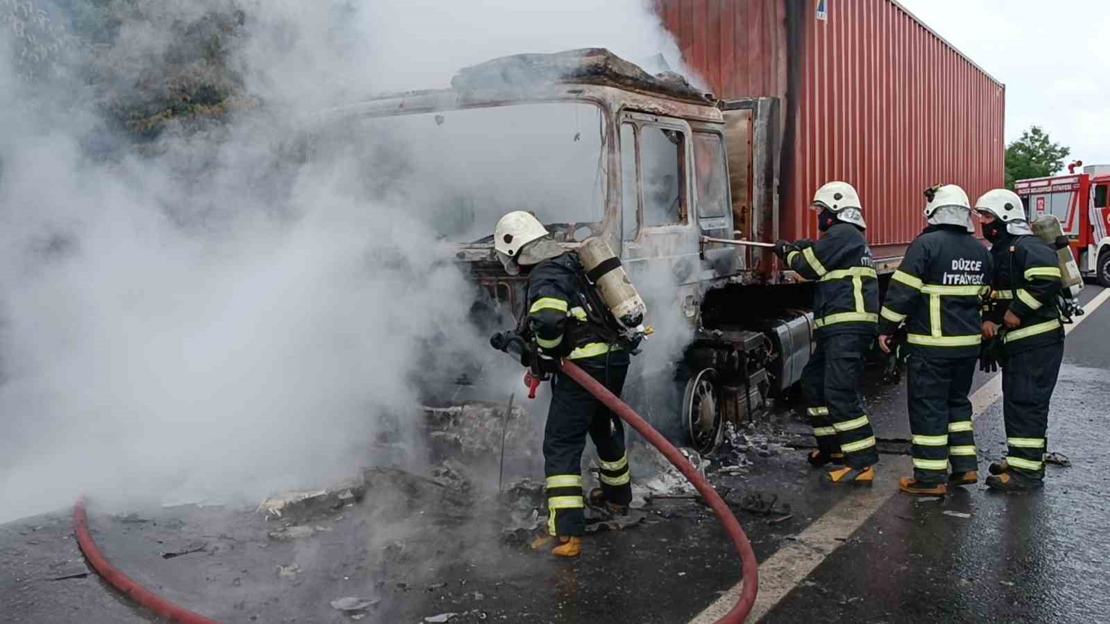 TEM OTOYOLU DÜZCE GEÇİŞİNDE BEYAZ EŞYA YÜKLÜ TIR ALEV ALEV