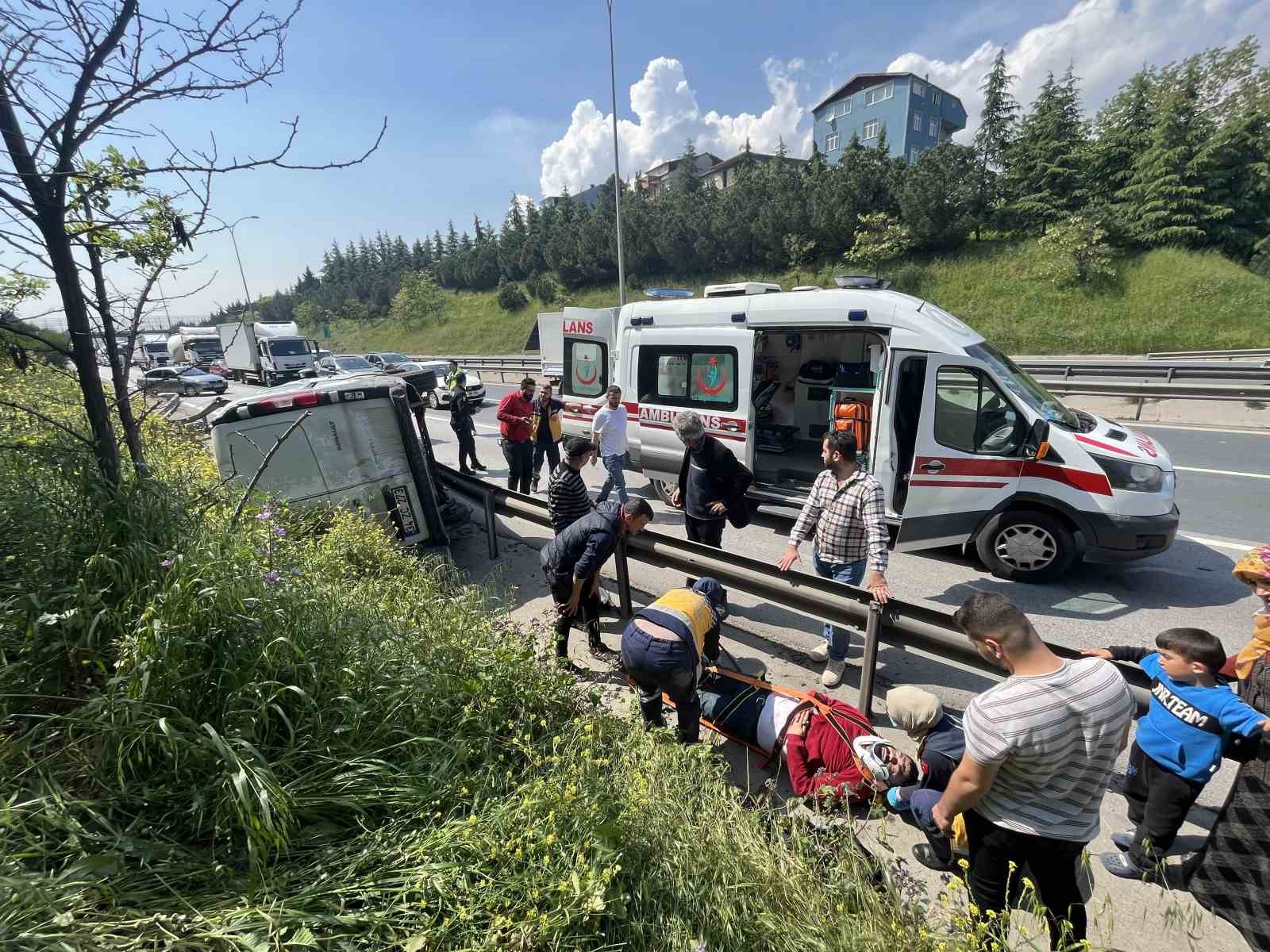 KOCAELİ TEM OTOYOLU ANKARA İSTİKAMETİNDE SEYİR HALİNDE OLAN PANELVANIN LASTİĞİNİN