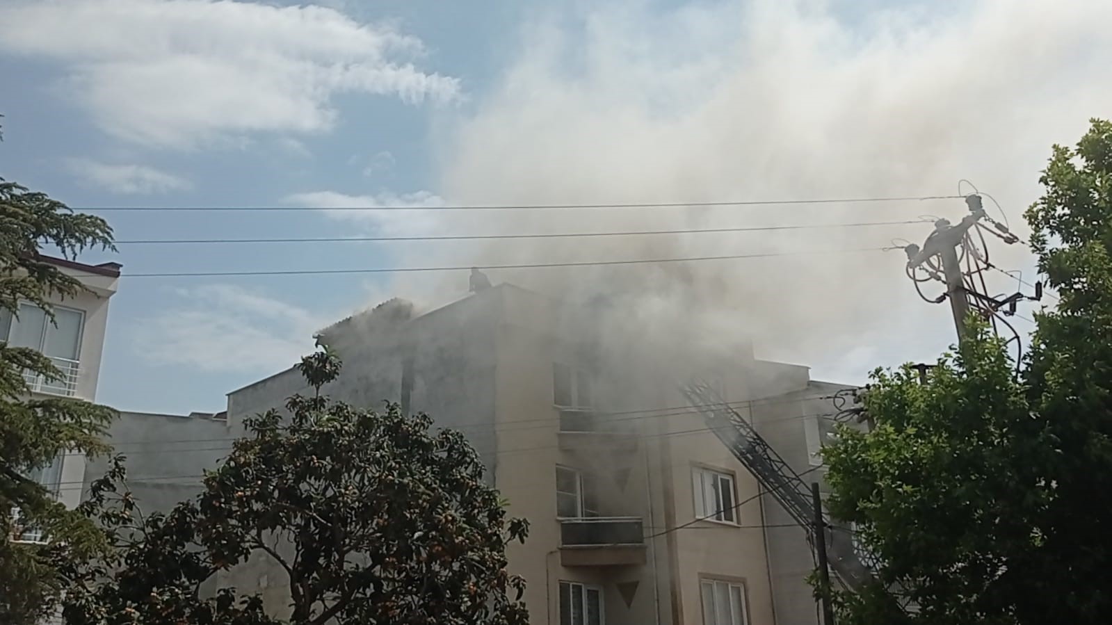 SİMİT FIRINININ BACASINI TEMİZLEMEK AMACIYLA YAKAN ESNAF, APARTMAN SAKİNLERİNE BÜYÜK