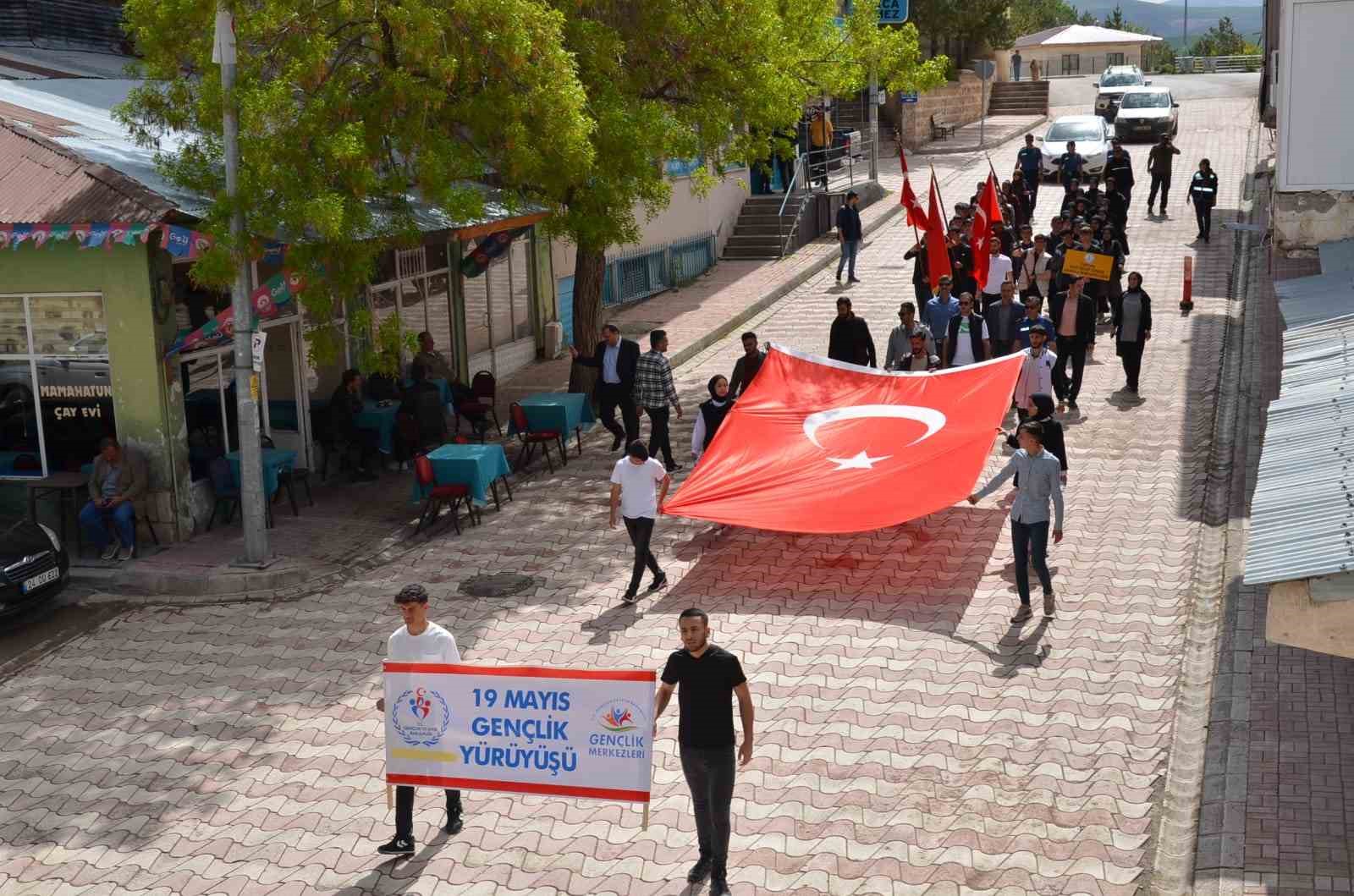 TERCAN'DA GENÇLİK YÜRÜYÜŞÜ YAPILDI