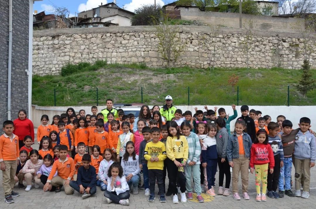 TERCAN’DA ÖĞRENCİLERE TRAFİK GÜVENLİĞİ EĞİTİMİ VERİLDİ