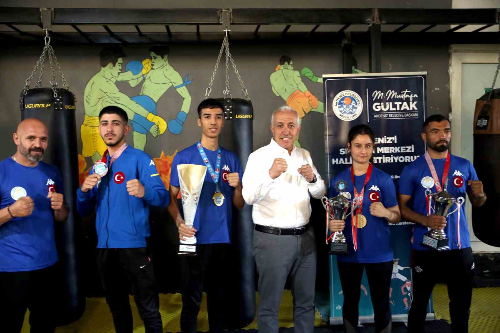 MERSİN'İN MERKEZ AKDENİZ İLÇE BELEDİYESİNE BAĞLI KİCK BOKSÇU SPORCULAR DÜNYA