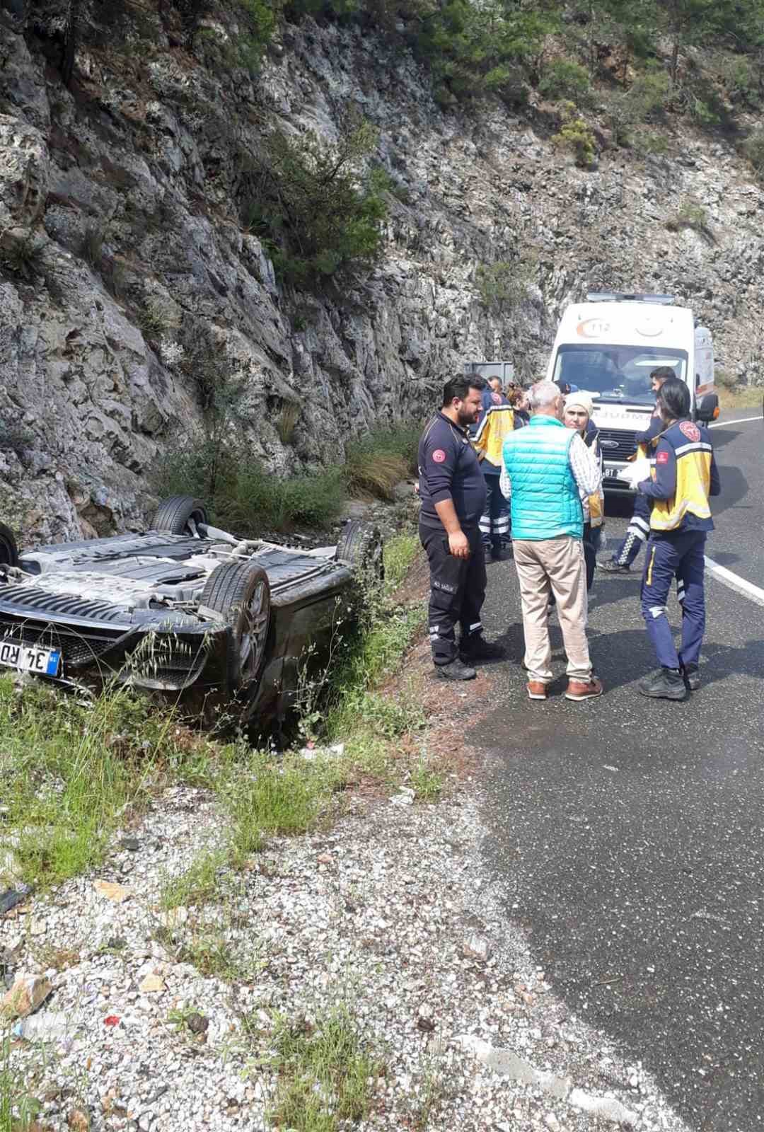 GÖKOVA SAKARTEPE RAMPASINDA YAĞIŞLI HAVADA DİREKSİYON HAKİMİYETİNİ KAYBEDEN SÜRÜCÜ TERS