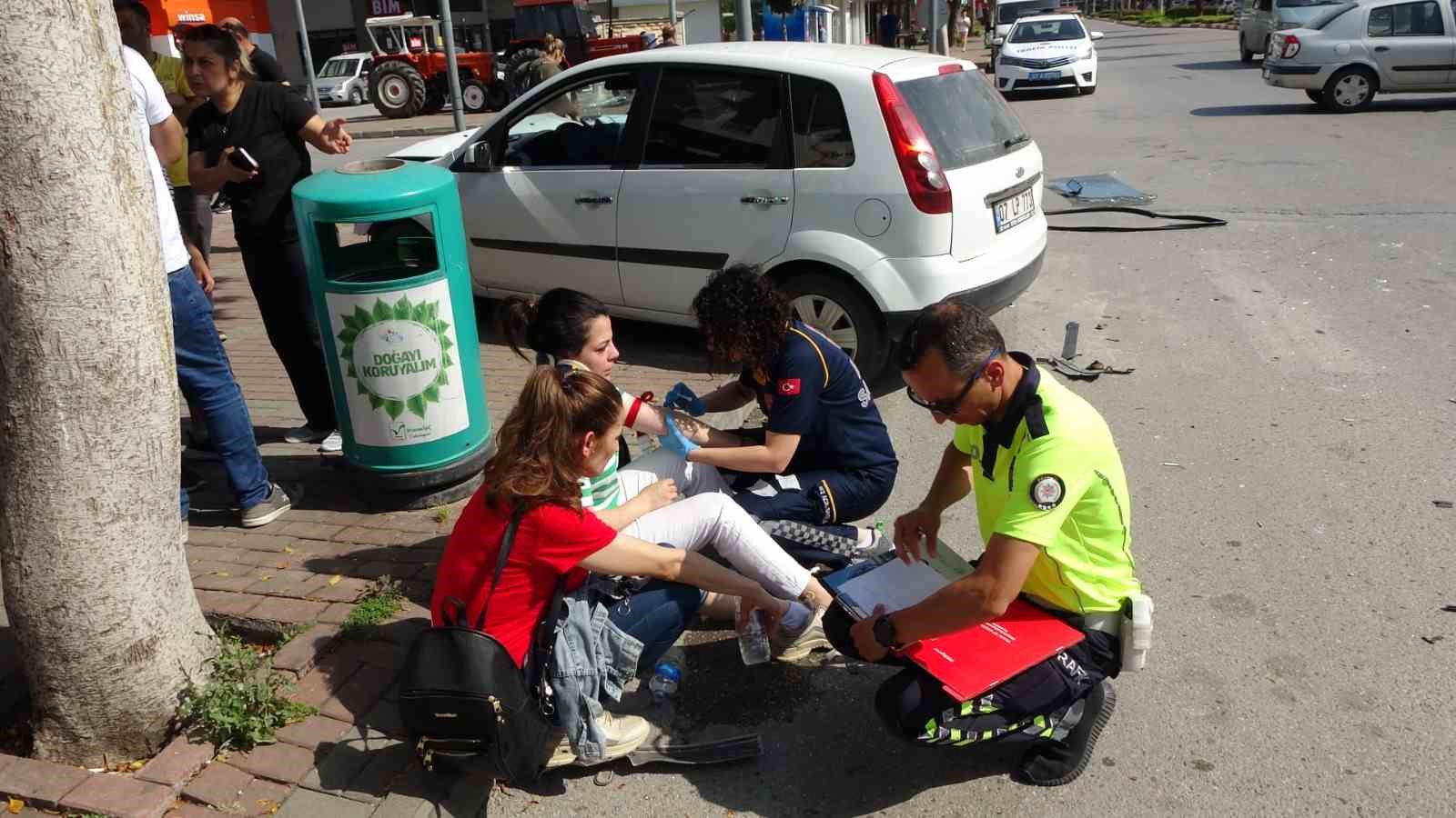 ANTALYA’NIN MANAVGAT İLÇESİNDE TERS YOLDAN GELEN OTOMOBİL İLE BİR BAŞKA