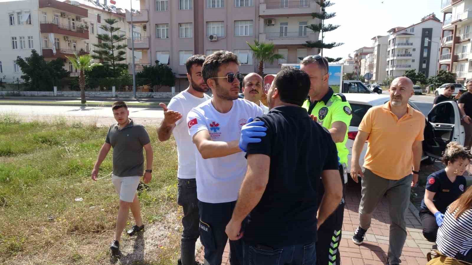 EŞİNİN DURUMUNA BAKTIKTAN SONRA KAZANIN DİĞER ARACIN ‘DUR’ TABELASINI İHLAL