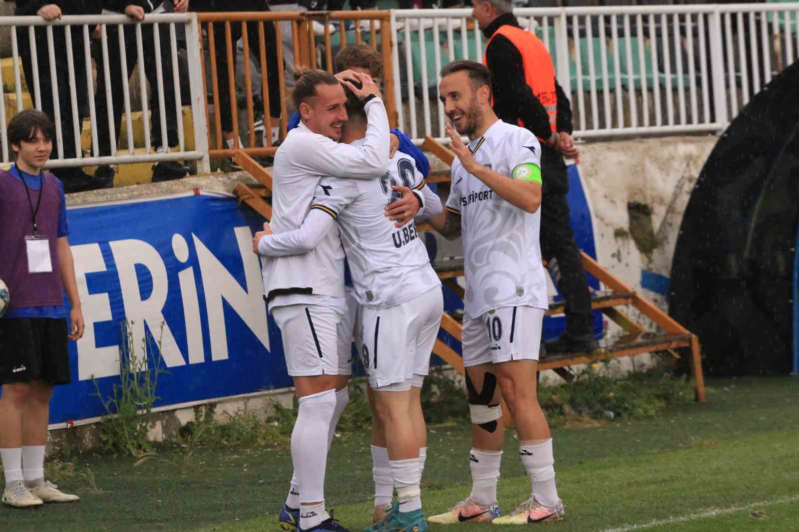 BELEDİYE DERİNCESPOR - ŞİLE YILDIZSPOR'U AĞIR SKORLA MAĞLUP ETTİ.