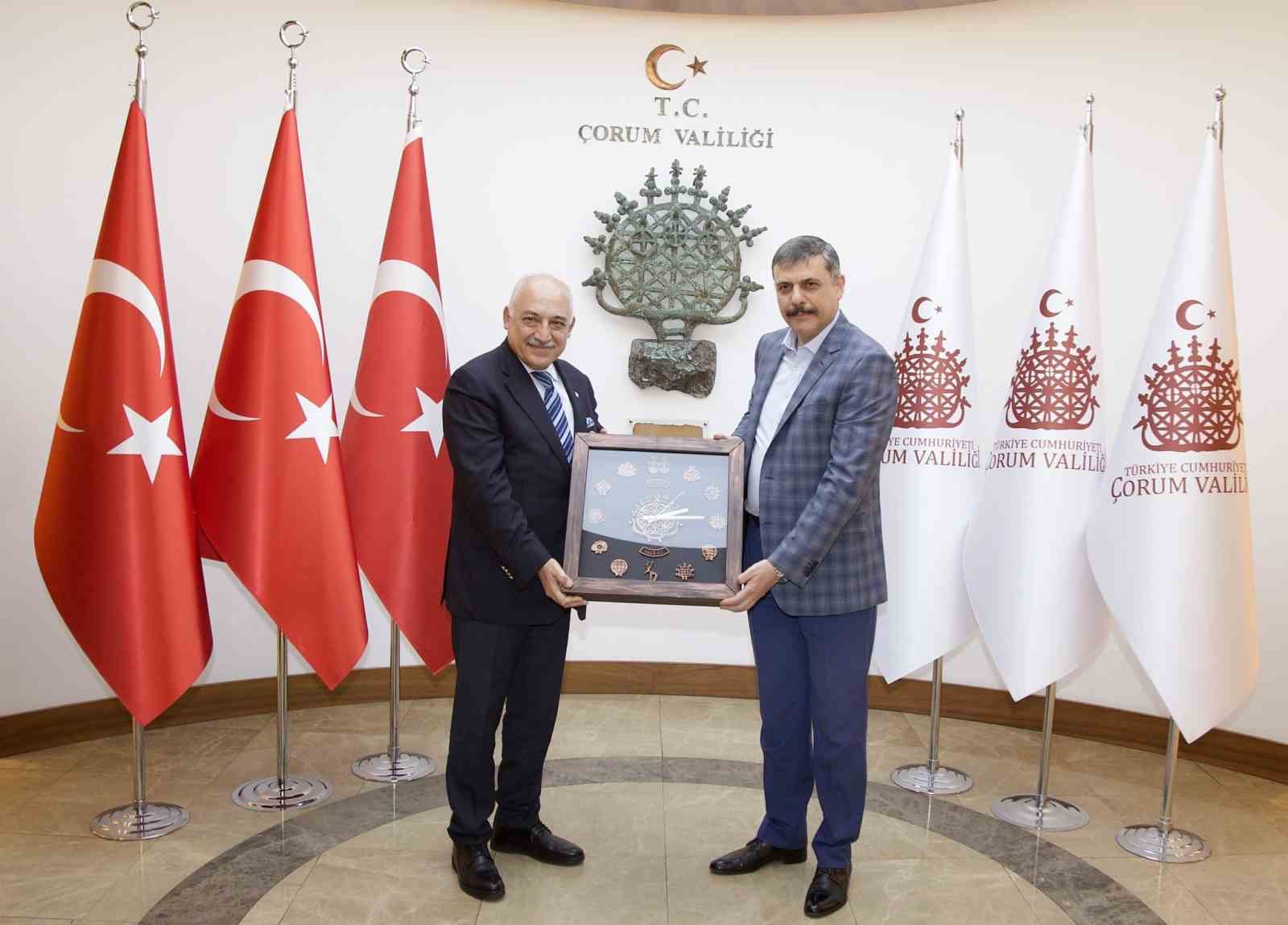 TFF BAŞKANI MEHMET BÜYÜKEKŞİ, BİR DİZİ ZİYARET İÇİN GELDİĞİ ÇORUM'DA