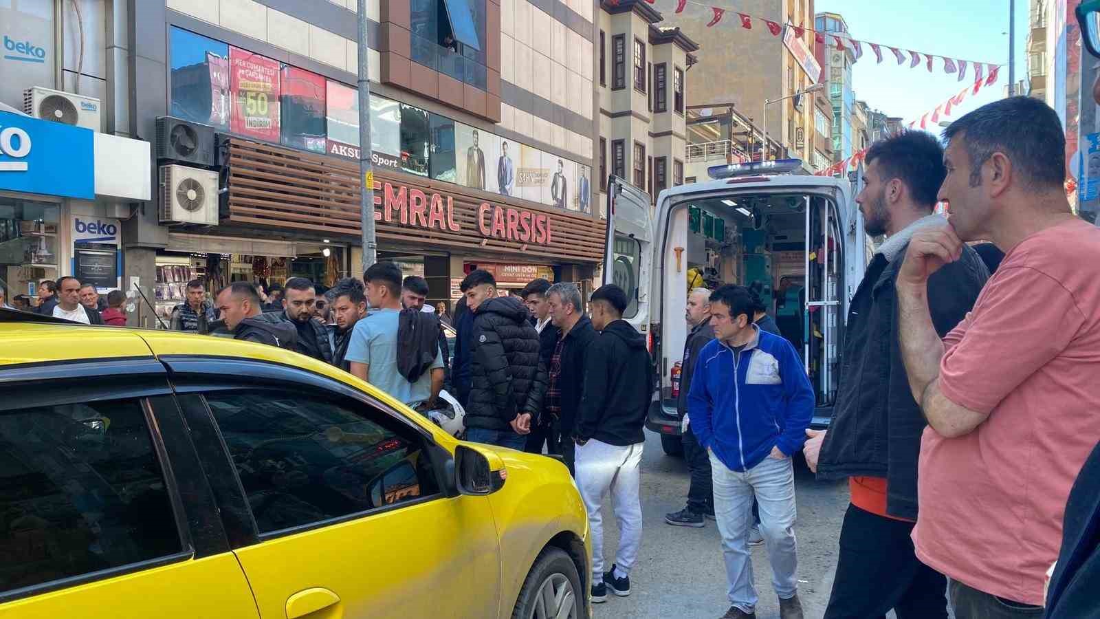 ZONGULDAK’TA GAZİPAŞA CADDESİ’NDE TİCARİ TAKSİ MOTOSİKLETLE ÇARPIŞTI. KAZADA MOTOSİKLET SÜRÜCÜSÜ