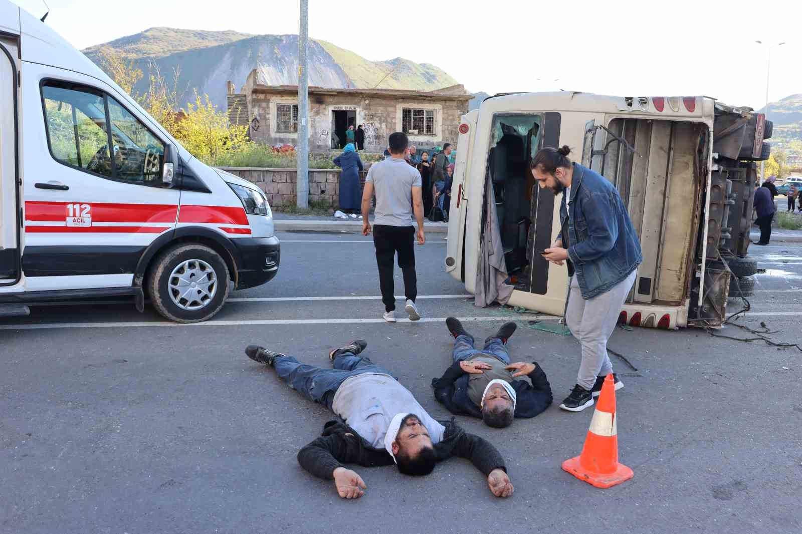 KAYSERİ’NİN MELİKGAZİ İLÇESİNDE TIRIN İŞÇİ SERVİSİNE ÇARPMASI SONUCU 1’İ AĞIR