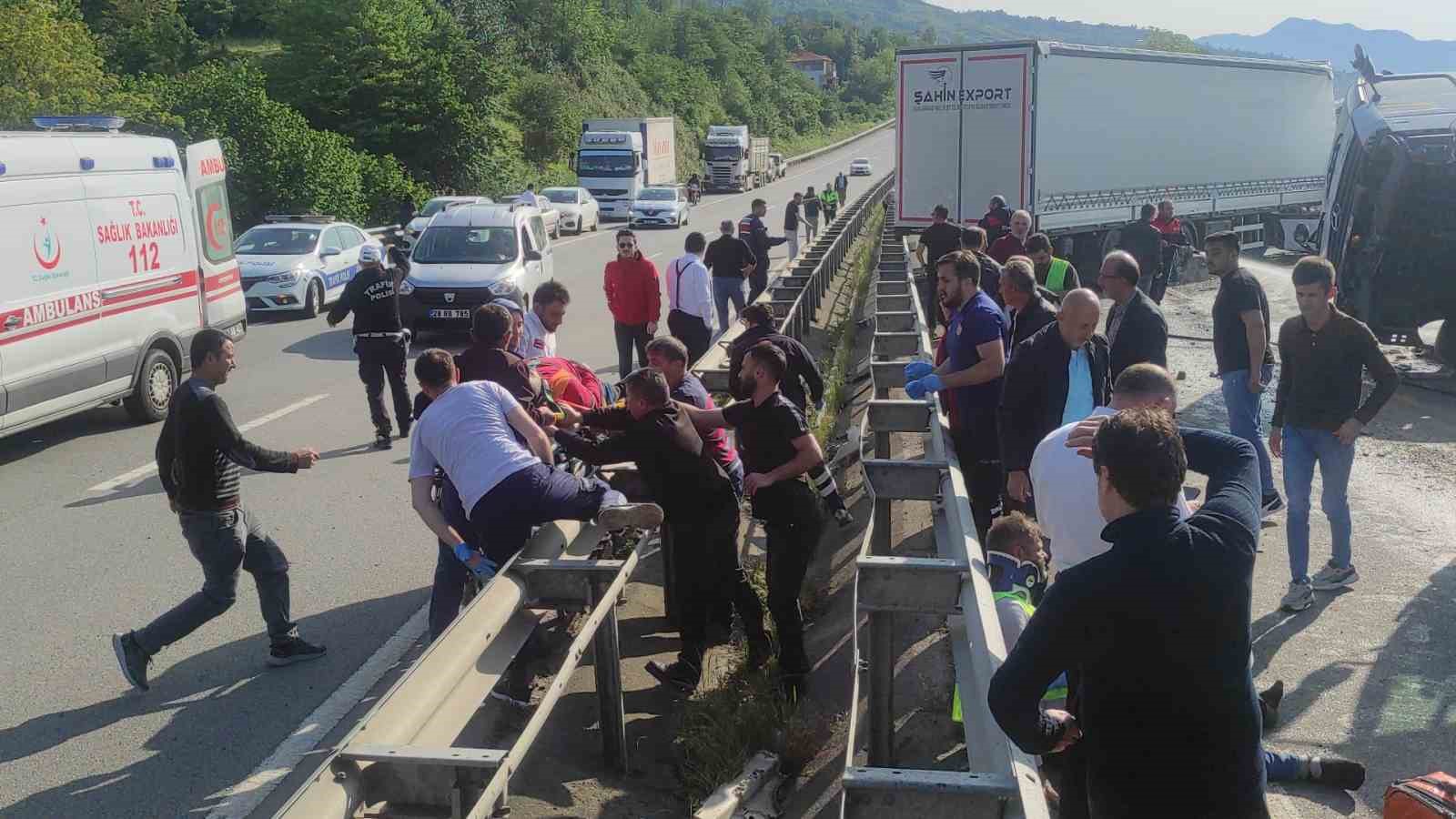 GİRESUN’DA KARAYOLUNDA TEMİZLİK ÇALIŞMASI YAPAN KAMYONA, SEYİR HALİNDE BULUNAN TIR