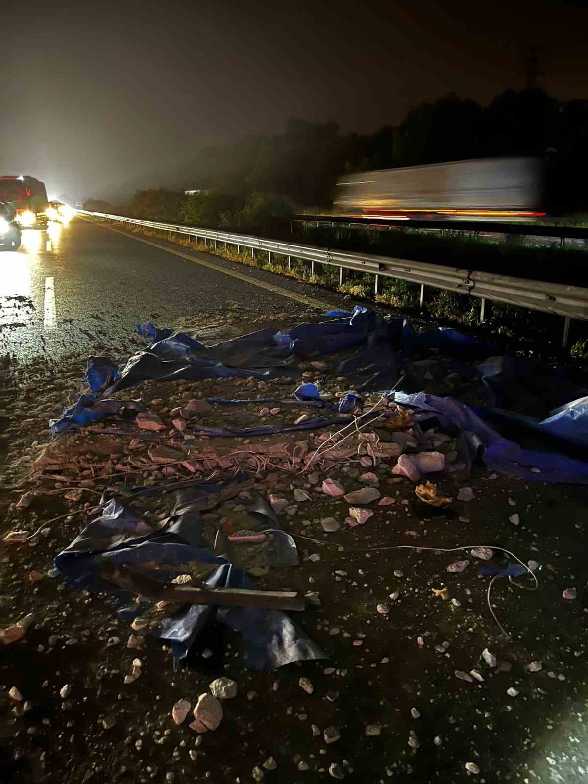 TEM OTOYOLU DÜZCE GİŞELER MEVKİİNDE BETON TRAFO YÜKLÜ TIR, KÖPRÜYE