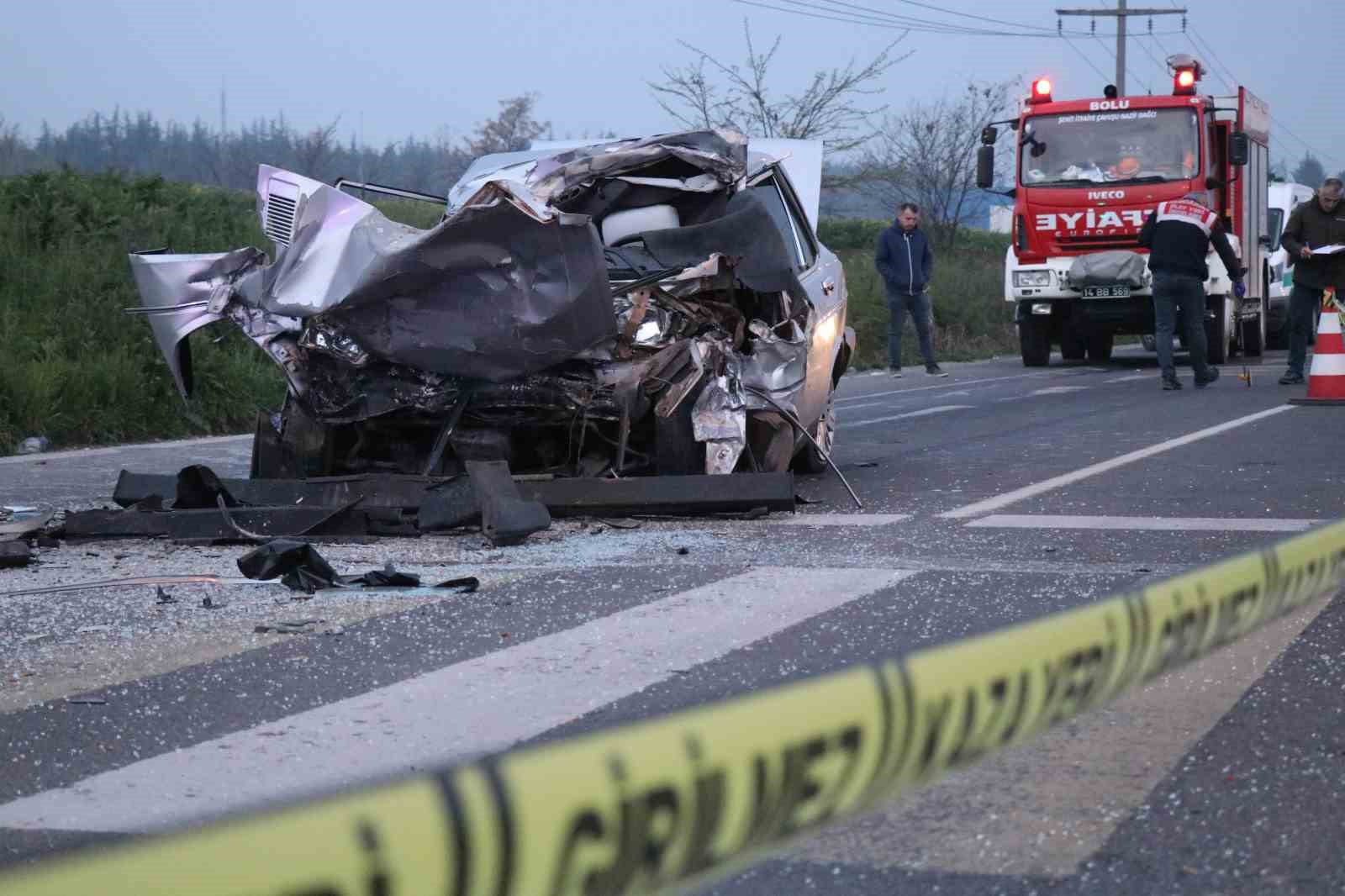 BOLU’DA D-100 KARAYOLUNDA TRAFİK IŞIKLARINDA TOFAŞ MARKA ARAÇ TIR’A OK