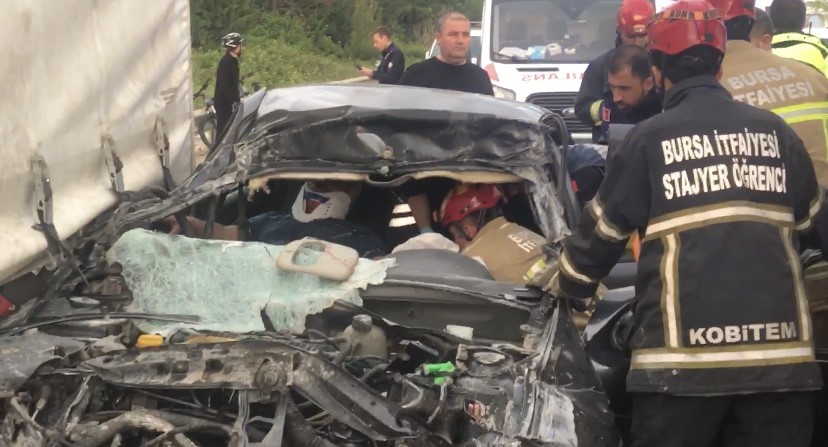 BURSA’DA OTOMOBİL TIRIN ALTINA OK GİBİ GİRDİĞİ KAZADA 2 KİŞİ