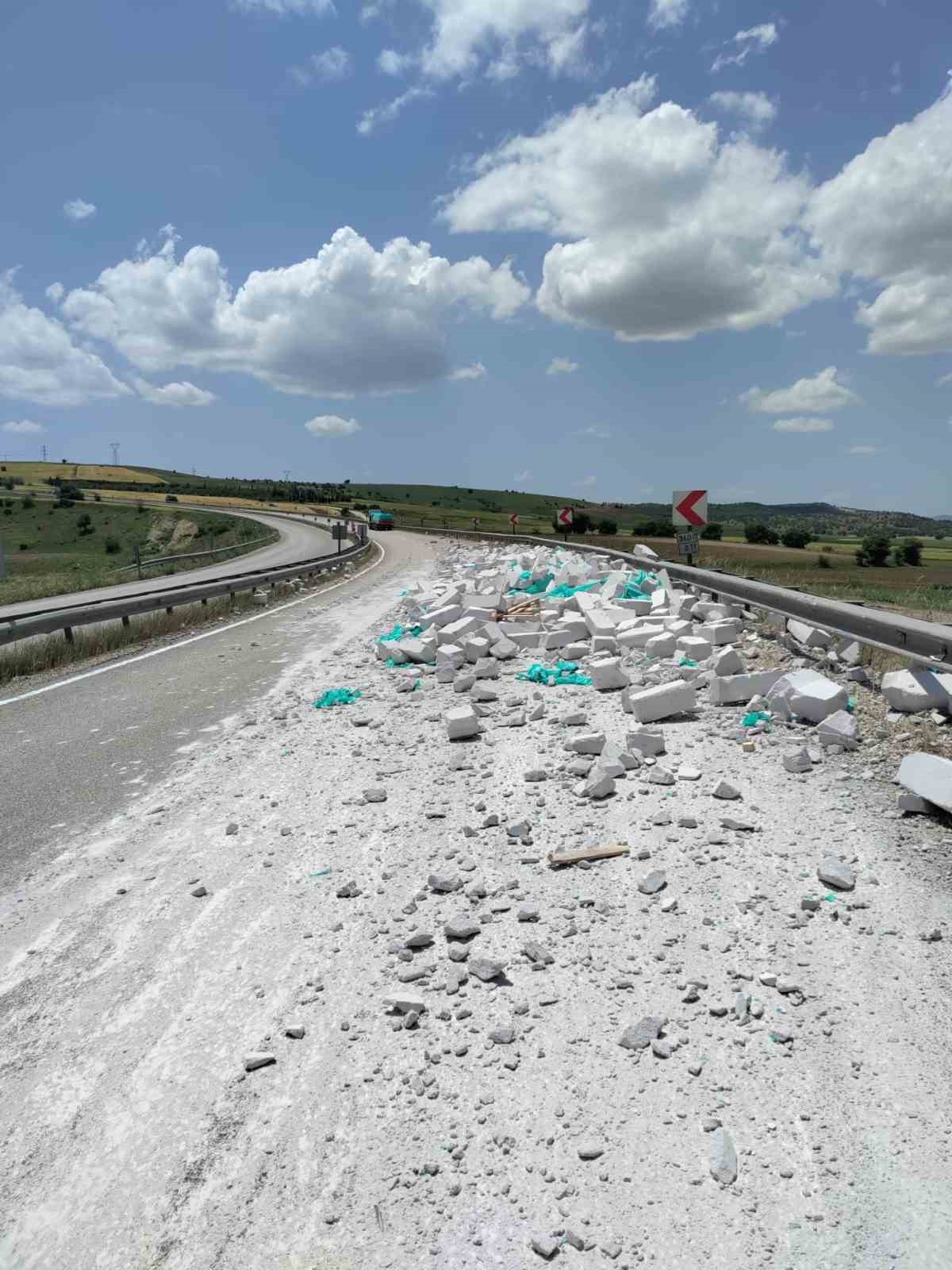 ADIYAMAN'IN GÖLBAŞI İLÇESİNDE İNŞAAT MALZEMELERİ TAŞIYAN TIRDAN DÖKÜLEN MALZEMELER YOLA