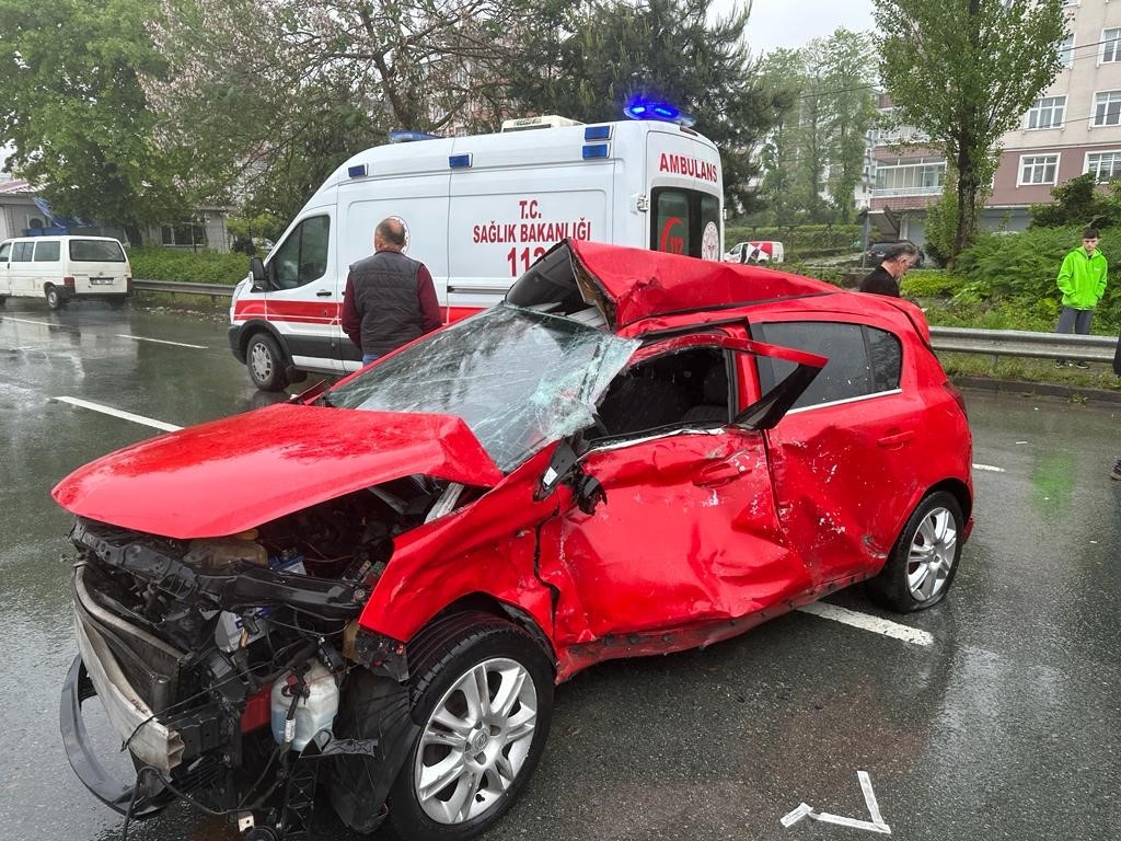 RİZE’NİN ARDEŞEN İLÇESİNDE TIRIN ÇARPTIĞI OTOMOBİLDE BULUNAN ANNE VE KIZ