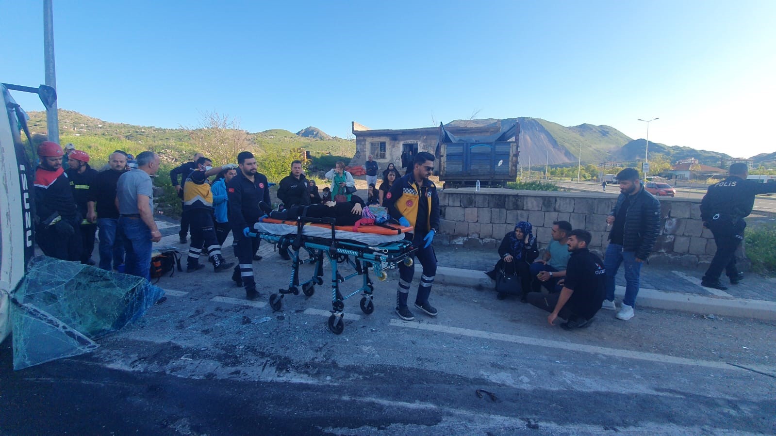 KAYSERİ’NİN MELİKGAZİ İLÇESİNDE TIRLA ÇARPIŞAN İŞÇİ SERVİSİNİN DEVRİLMESİ SONUCU MEYDANA