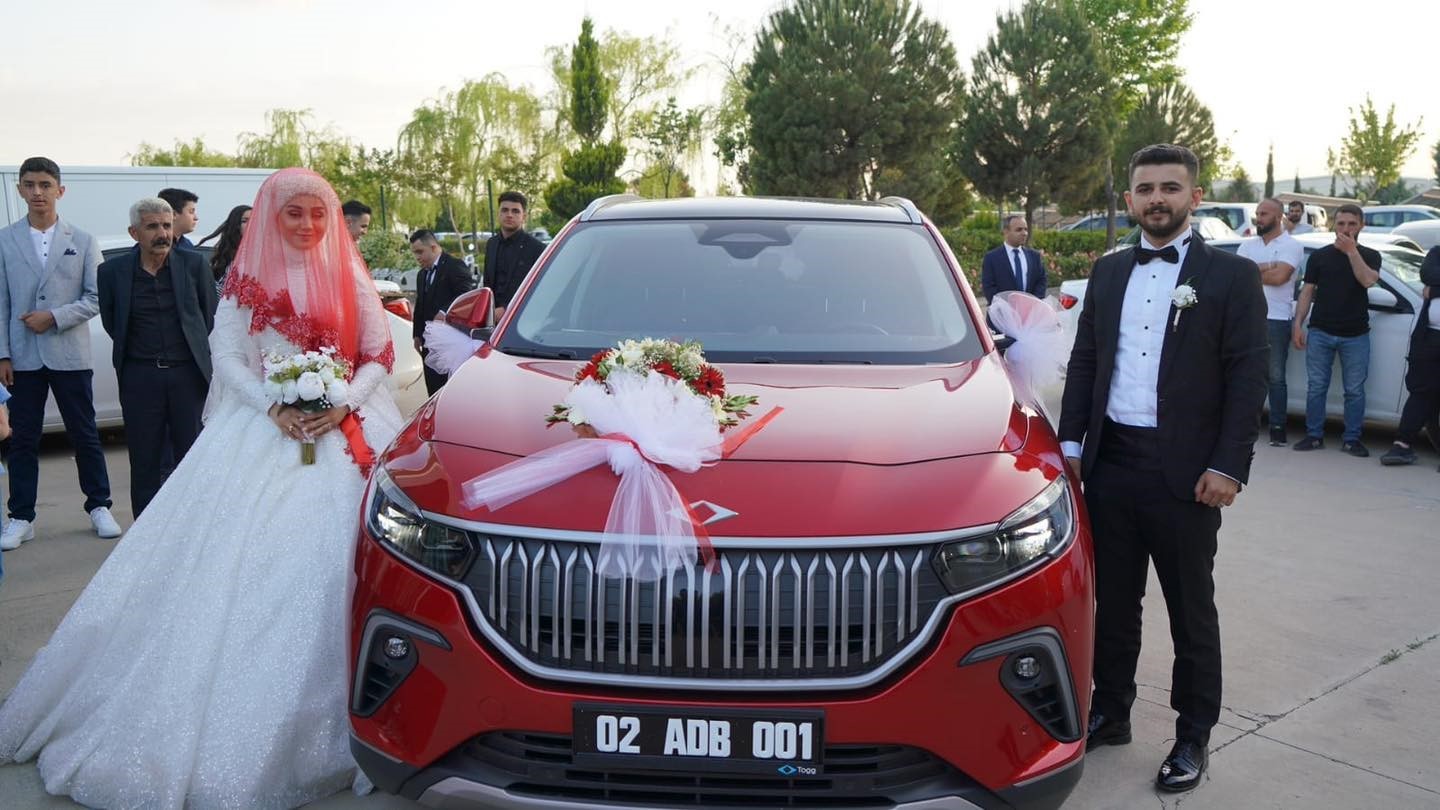 TÜRKİYE’NİN YERLİ VE MİLLİ OTOMOBİLİ TOGG, ADIYAMAN’DA GELİN ARABASI OLDU.