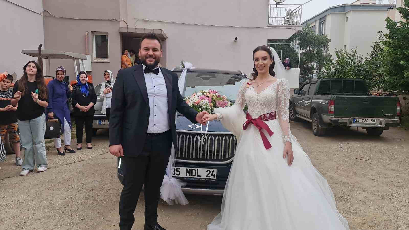 TÜRKİYE'NİN YERLİ VE MİLLİ ARACI TOGG, İZMİR'DE DÜNYA EVİNE GİREN