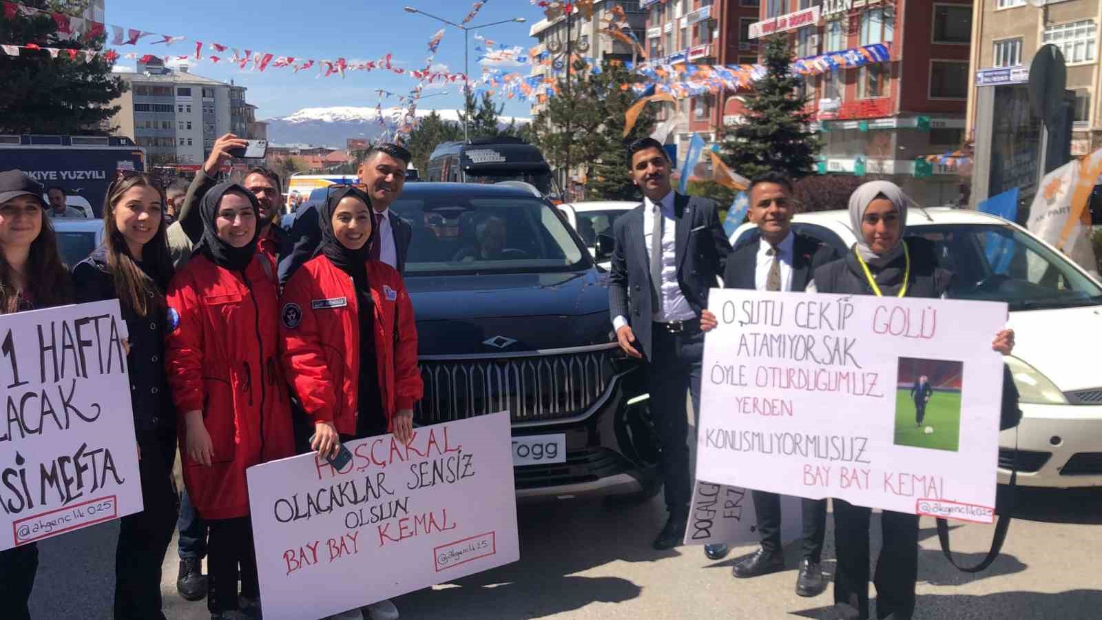 TÜRKİYE’NİN MİLLİ OTOMOBİLİ TOGG ERZURUM CADDELERİNDE TUR ATTI, VATANDAŞLARDAN YOĞUN